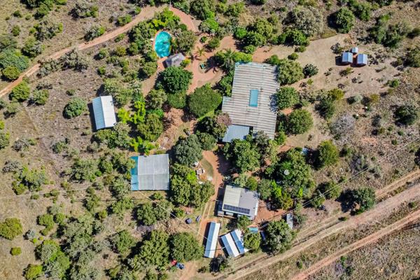 Located within the safe boomed area of Dinokeng, this 21-hectare Bushveld farm presents a unique blend of agricultural and residential ...