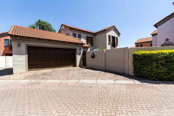 Shared mandate!!!

Tuscan style home offers with LOW LEVIES!!!

The kitchen is fitted with granite tops, gas hob, a pantry cupboard and ...