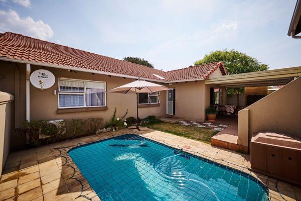 This 3 bedroom 2 bathroom family home in the safe and secure San Remo complex. Its is ideally located in the heart of Midrand and is ...