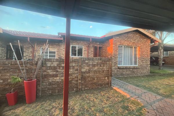 Exclusive mandate.
Located in Petrel road, Rooihuiskraal
It&#39;s a 2 bedroom/ 1 bath/ 2 ...