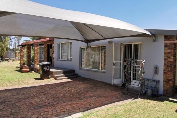 This stunner is perfect for the investor or large family, its a corner stand and has 3 separate cottages making it ideal for rental ...