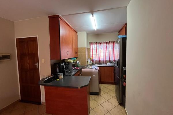 A spacious 2-bedroom apartment is available immediately for occupation on the ground floor
The living room is spacious 
The flat is in ...