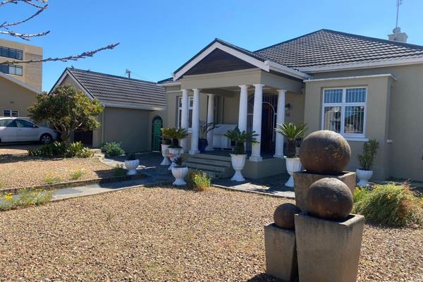 This gracious, well maintained Victorian style family home , with its Oregon pine floors, doors and door frames boasts lots of charm ...