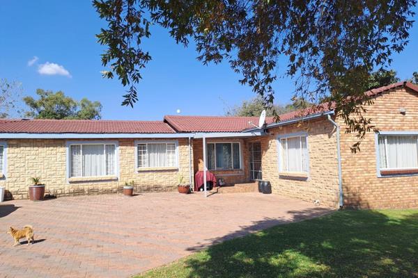 Very neat and spacious 4 bedroom house for sale

The property offers spacious and modern open plan kitchen/lounge / dining, 4 ...