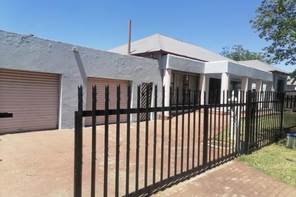 This property has all the space you need and its also walking distance from Brakpan station and town .

Inside : 

* 3  Bedrooms ...