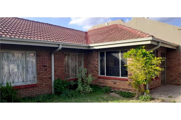 House available immediately for rental at Seshego zone 4 not far from Seshego Plaza ,the house has 3 bedrooms ,living room ,dining ...