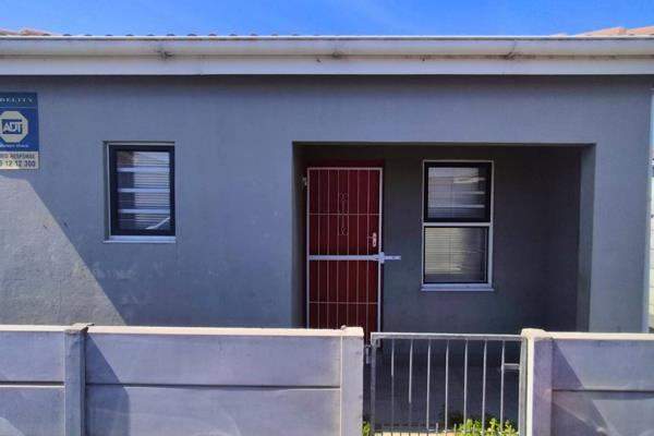 The property offers 2 Bedrooms, 1 Bathroom, Kitchen and a Living Area.
Parking behind a gate.

The property is also Fibre Ready and has ...