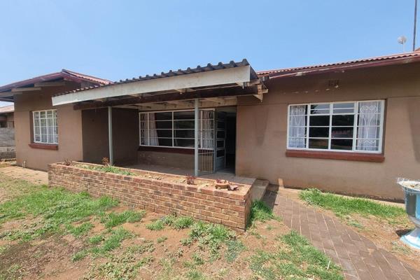 This property is neatly painted and tiled inside, it offers:

3 bedrooms with loose cupboards
1 bathroom with a tub, basin and ...