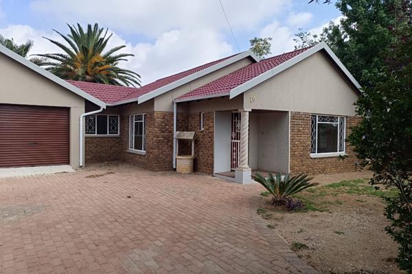 This neat house in Culemborg Park consists of 3 bedrooms with BICs &amp; laminated floors. Two Bathrooms, each with bath, toilet &amp; ...