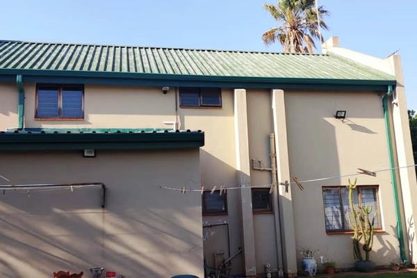 Full title townhouse for sale situated in sought after area of Bronkhorstspruit - selling for R1 260 000.00

3 Bedrooms
2 Bathrooms ...