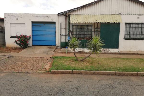 The home consist of:
3 x Bedrooms
1 x Bathroom
Lounge
Kitchen with stove and ...