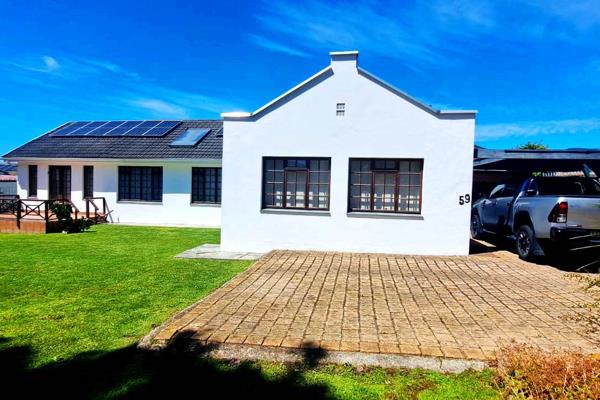 This 3 bedroom, 2.5 bathroom home offers a kitchen with separate laundry room, lounge, dining room, TV lounge and a large Braai ...