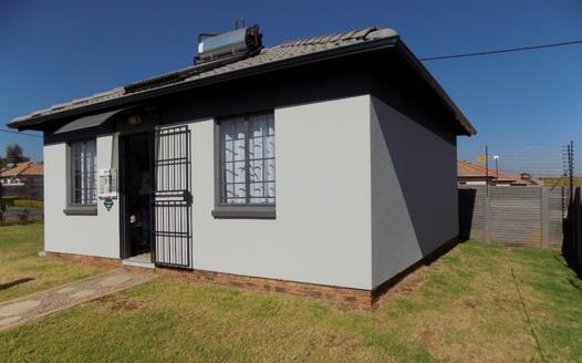 2 Bedroom House for sale in Protea Glen