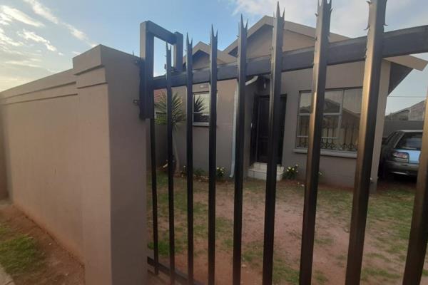 Here is a free standing house for rental in Fleurhof ext 4...

Please note it is not FITTED...

This family home features two bedrooms ...