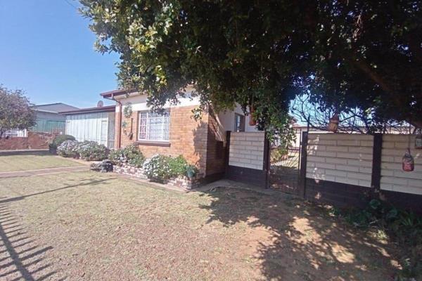 golden oldie , 3-bedroom house located in Krugersdorp West, Krugersdorp. 
The house is situated on a large corner stand and has a neat ...