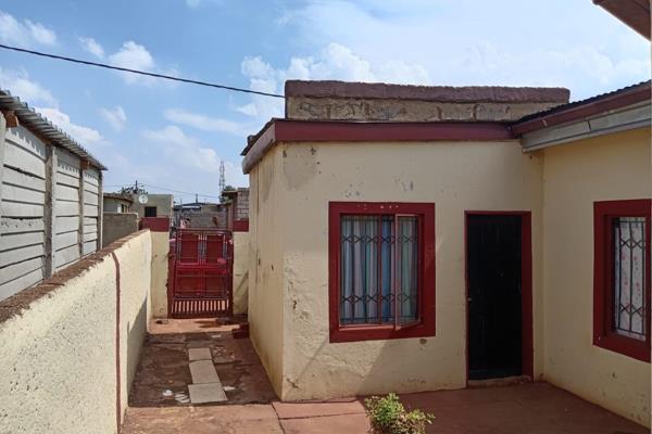 Located in Rondebult, Boksburg, Gauteng

Features:
- 5 spacious bedrooms
- 1 standard bathroom
- Large lounge and dining area
- ...