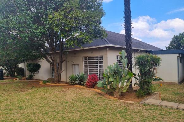 Lovely communal garden 
Ideal for a singleton . Maximum 2 people allowed
Close to Primrose Square , Ackermed and more 
Close proximity ...