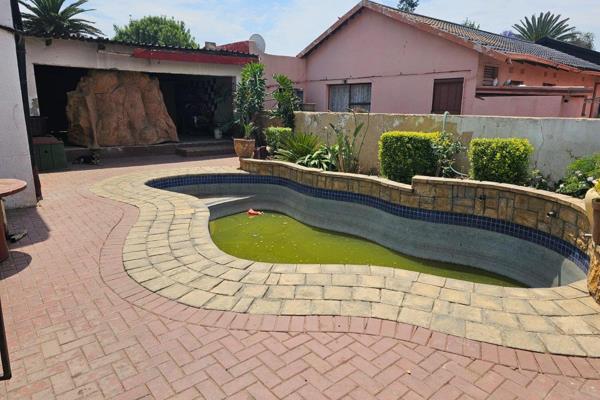 Welcome to this lovely entertainers dream home with a swimming pool and double garage. The property needs some TLC but has a lot to ...