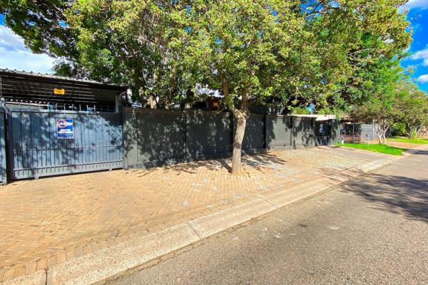 Upgraded spacious golden oldie.

Entertainers dream.  Safe and secure property.

This property offers the following: 
- 3 ...