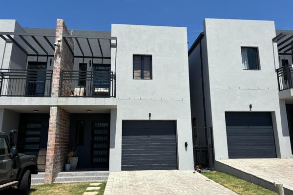 This modern townhouse is conveniently close to the N1 and to other amenities Paarl Has to offer. The townhouse has 3 bedrooms and two ...