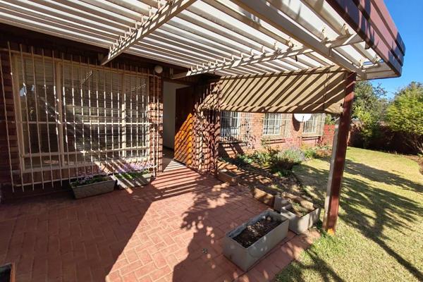 Privately Situated in a Well-Established Retirement Village.

Proudly presented by Joanie and Marietjie.

This spacious unit is ...