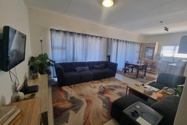 Top floor apartmnet
2 bedrooms\2 bathrooms one en-suite
Extra long balcony with a build in braai
Small balcony on the main ...