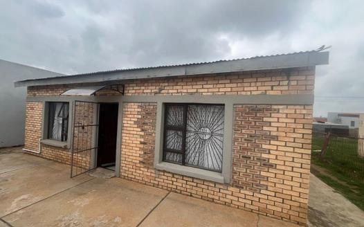 4 Bedroom House for sale in Kwanobuhle