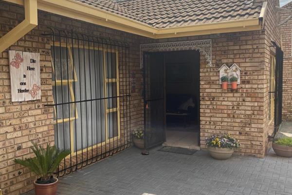 This well kept complex, located walking distance to the Vaal River is also one of only a few that is pet friendly.

The neat low ...