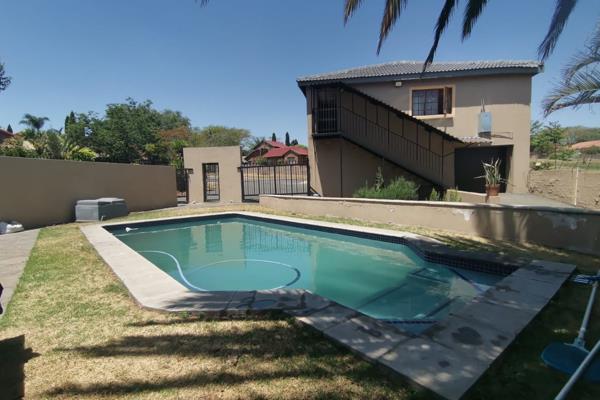 This massive 591m&#178; property offers exceptional value for money and is set on a generous 1,567m&#178; plot in Rooihuiskraal ...