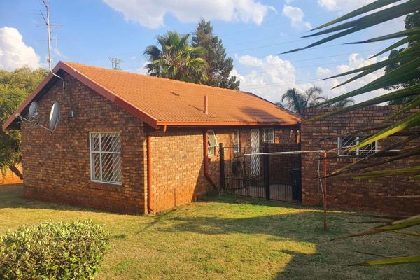 Beautiful Home in Heuweloord that has 3 bedroom kitchen, Dining room and sitting room. The house has a shower and a separate toilet. ...