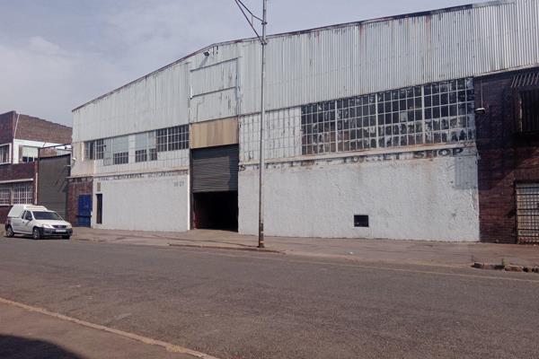 This 1,745m2 property features a spacious warehouse with an 8-meter roof height, 3-ton crane, and mezzanine for extra storage. It has ...