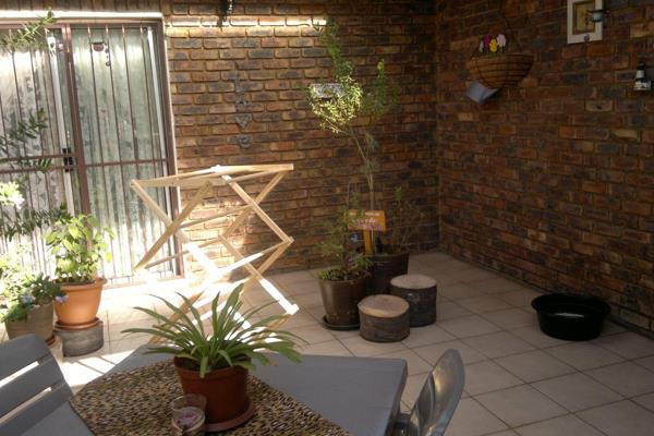 Small 2 bedroom Garden Flat 
1 bathroom 
kitchen  
Living area 
Close to Middelburg Mall.
1 Carport.

Contact us to view