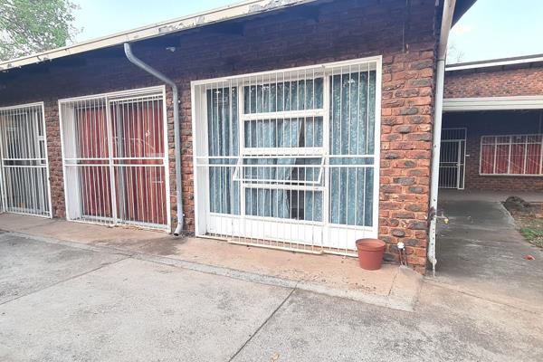 A spacious house located near shopping centers and Kloofview primary school. 
The property features a flat that has: 
2 bedrooms
 ...