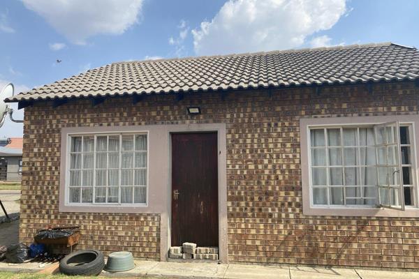 Looking for your perfect home? This charming 2-bedroom house in Embalenhle has everything you need:

? Modern Kitchen
??? Cozy ...