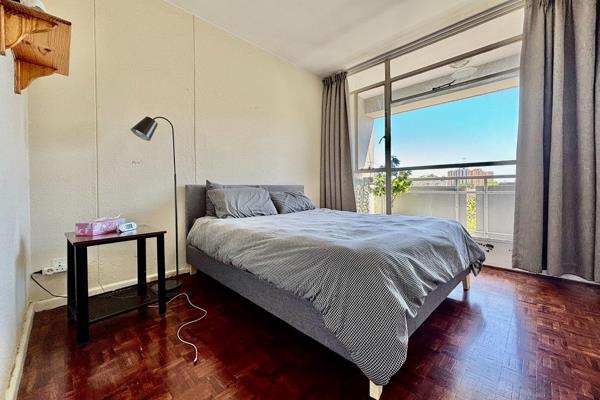 This delightful 1-bedroom apartment in  Rondebosch, Cape Town, offers modern living with a blend of convenience, making it ideal for ...