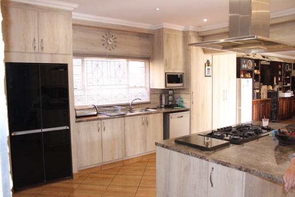 3 Bedroom House for Sale in Popular Breaunanda.

This north facing open plan house is ...