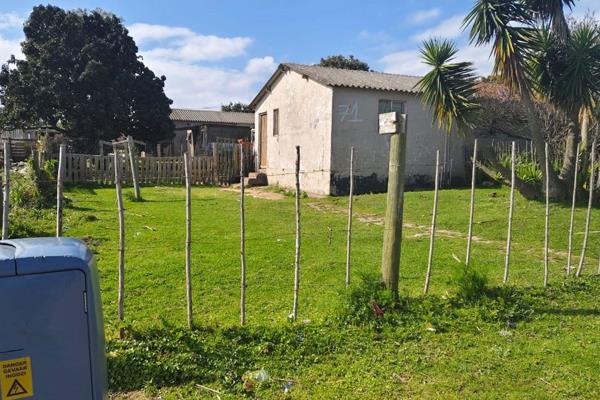 Discover the potential of this one-bedroom duplex in the heart of Pacaltsdorp. Ideal for a visionary buyer, this home offers the ...