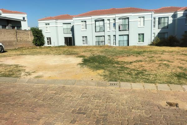 To be cleaned ,  400m2 just build your beautiful  home  

Boomed off area 

Situated ...