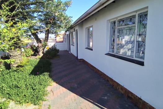 3 Bedroom House for sale in Belhar