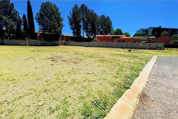 Discover the exceptional value of this 1,253-square-meter land in Die Hoewes, Centurion!
Key Features:Prime Location:Centrally situated ...