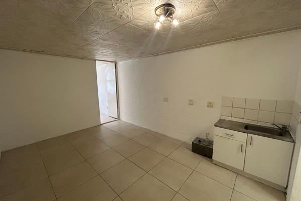 Unfurnished Studio/Bachelor Apartment in Wynberg with 1 bedroom, lounge and bathroom ...