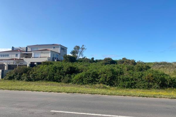 A gently sloping plot located on a primary road in the St Francis Bay suburb of ...