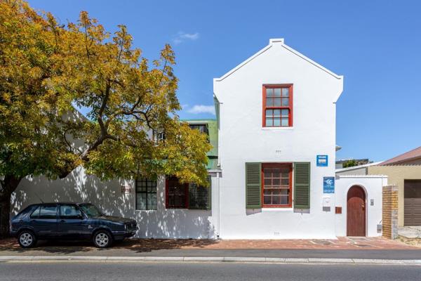 This character corner property has been in the same family for many years: the main cottage is charming, having large living rooms ...