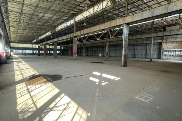 This warehouse for lease in Factoria, Krugersdorp, provides a spacious 3980 sqm area ...