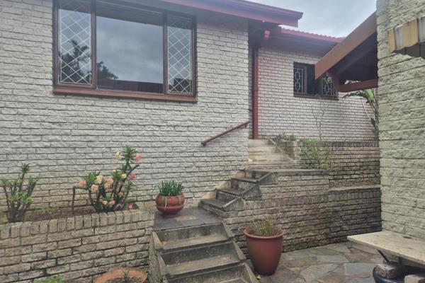 Bachelor  cottage to let in  Westville. This cottage comes with one bedroom fitted cupboards en suite. separate  lounge and fitted ...