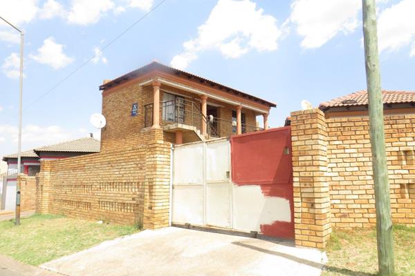 The property is located perfectly just opposite Hillsview , close to Court,  schools, transport, shops ,churches, police station .
The ...