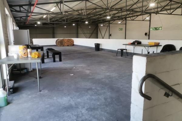 Available for lease in Sapphire Park, Bellville South, this spacious 776m2 warehouse is ...