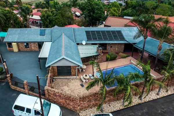 ***DUAL MANDATE***
6 Bedroom, 3 Bathroom Property with Income Potential
Main House:
- Layout: The main house features 4 spacious ...