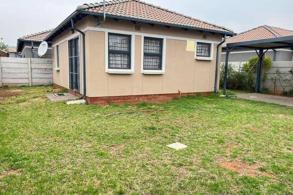 This house is in Westview Security Estate, located in Andeon, Pretoria

This estate is easy access to local  amenities such as ...