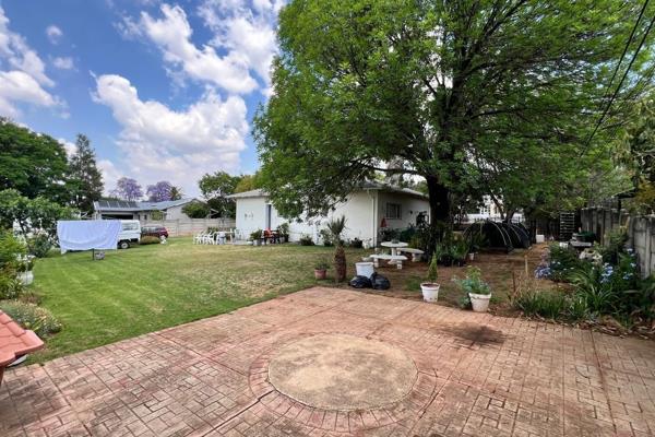 An Original home in great condition in Lakeside Village, Modderfontein.
This home offers ...